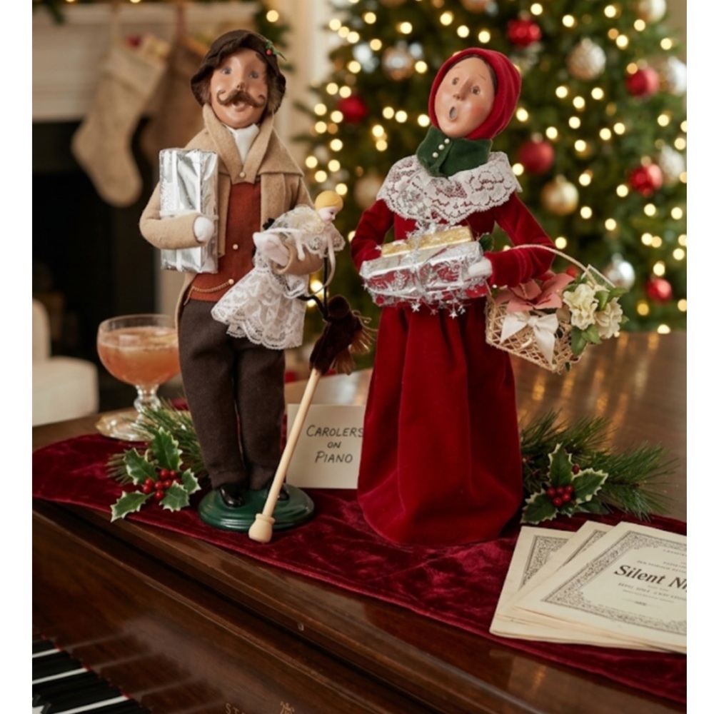 Byers Choice Vintage Carolers Victorian Shopper Pair of Two 2001